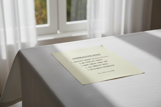 Sanghefte liggende på et bord